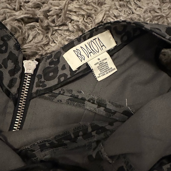 BB Dakota snow leopard print ZIPPER dress. Size 0 - Picture 2 of 3